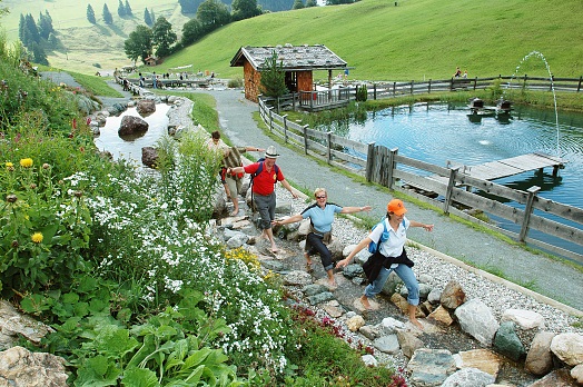 Het langste blotevoetenpad van Oostenrijk in het Hexenwasser
