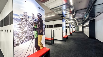 Úschovna lyží ve spodní stanici Scheffau
