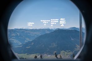 Aussichtsplattform Riesen-Panorama in Brixen im Thale auf Zinsbergbahn Gondel