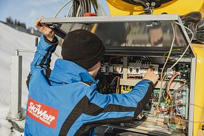 Elektriker bei Schneekanone im Schnee bei den Bergbahnen SkiWelt Söll