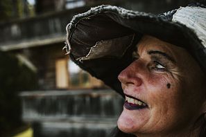 Hexe mit Regenwurm auf Hut Hexenwasser Söll Thema Erdreich