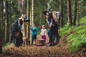 Hexen mit Kinder im Wald spazieren Hexenwasser Söll Thema Erdreich
