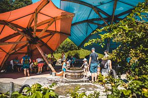 Familien an den riesen Schirmen im Hexenwasser.