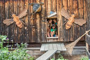 Kinder spielen im Bienenhaus.
