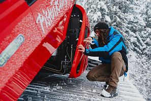Mechanikerin weiblich beim Schrauben am Pistenbully bei den Bergbahnen SkiWelt Söll