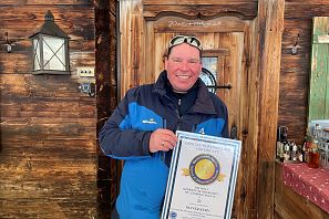 Oliver Kern mit Urkunde