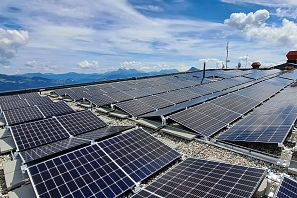 Moderne Photovoltaikanlage auf einer Bergstation in Ellmau in der SkiWelt Wilder Kaiser-Brixental mit weitem Blick auf die Alpen.