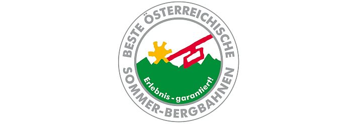 Rundes Qualitätssiegel der Besten Österreichischen Sommer-Bergbahnen mit Bergmotiv, gelber Sonne, roter Gondel und dem Schriftzug Erlebnis – garantiert