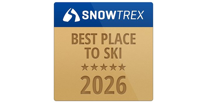 Ein goldenes Emblem mit der Aufschrift „BEST PLACE TO SKI“ und fünf Sternen. Oben befindet sich das Logo von Snowtrex. Das Jahr 2025 ist deutlich sichtbar.