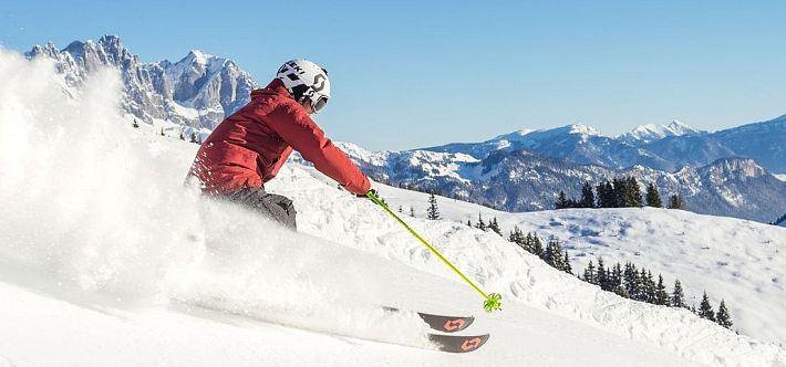 Skifahrer flitzt die Piste hinab in der SkiWelt Wilder Kaiser-Brixental.