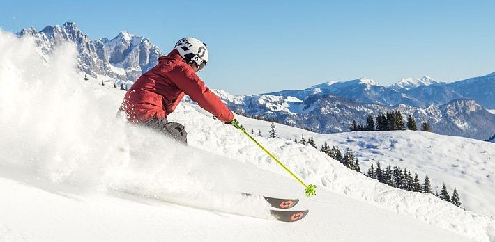 Skifahrer flitzt die Piste hinab in der SkiWelt Wilder Kaiser-Brixental.