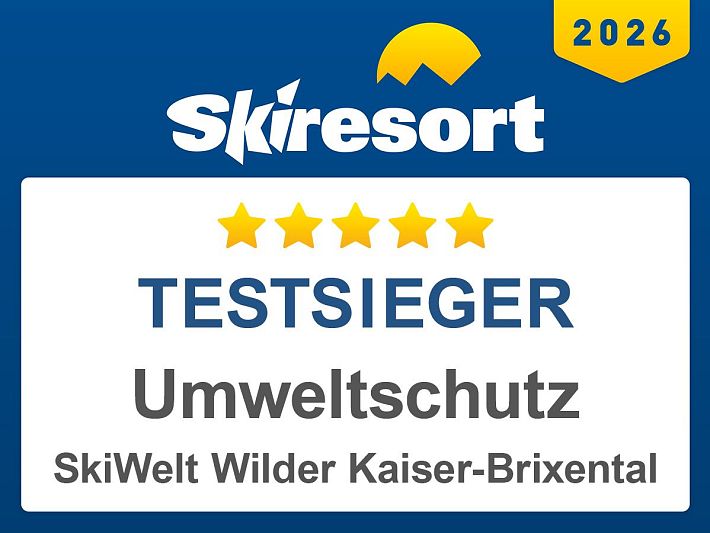 Schild für SkiWelt Wilder Kaiser-Brixental, ausgezeichnet als Testsieger im Umweltschutz, mit fünf Sternen und dem Jahr 2026.