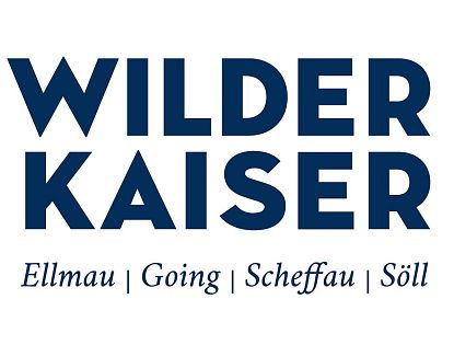 Logo Tourismusverband Wilder Kaiser und darunter die Ortsnamen Ellmau, Going, Scheffau, Söll in Blau auf weißem Grund.