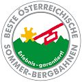 Rundes Qualitätssiegel der Besten Österreichischen Sommer-Bergbahnen mit Bergmotiv, gelber Sonne, roter Gondel und dem Schriftzug Erlebnis – garantiert