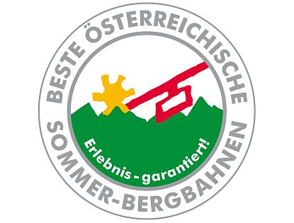 Rundes Qualitätssiegel der Besten Österreichischen Sommer-Bergbahnen mit Bergmotiv, gelber Sonne, roter Gondel und dem Schriftzug Erlebnis – garantiert
