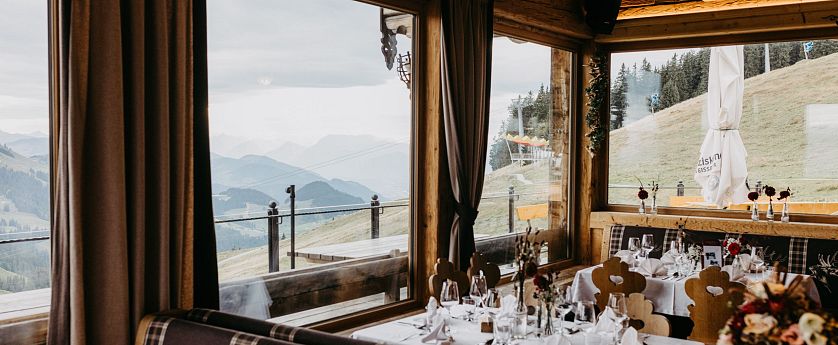 Restaurant mit gedeckten Tischen mit schöner Dekoration.