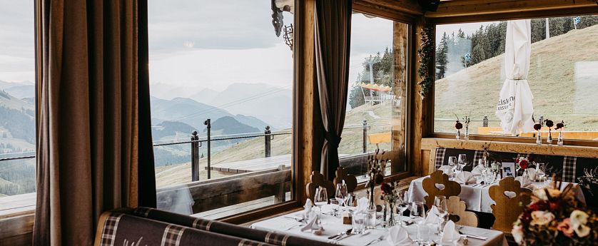 Restaurant mit gedeckten Tischen mit schöner Dekoration.