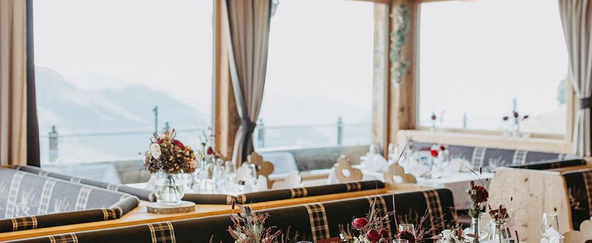 Großer gedeckter Tisch in einem Restaurant für eine Festgesellschaft.