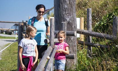 Familie entdeckt die Kugelbahn im Alpinolino in Westendorf.