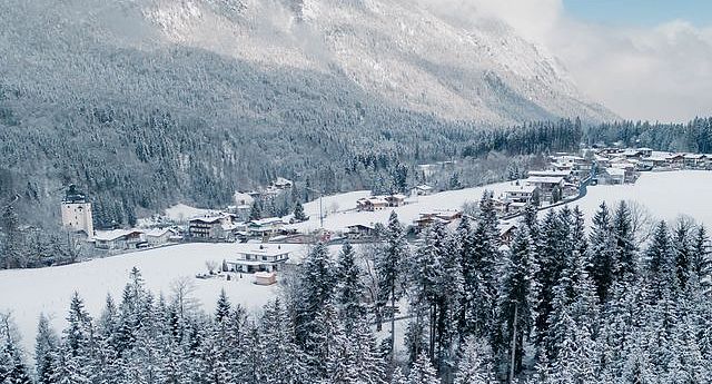 Winterliche Landschaft mit viel Schnee.