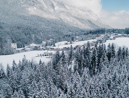 Winterliche Landschaft mit viel Schnee.