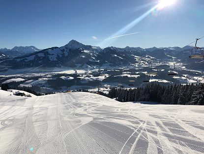 Astberg Talabfahrt Piste Viehap in SkiWelt Going mit Blick Richtung Kitzbüheler Horn