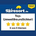 Ein Schild mit der Aufschrift "Top-Umweltfreundlichkeit" und fünf goldenen Sternen. Es ist Teil eines Tests von Skiresort.de.