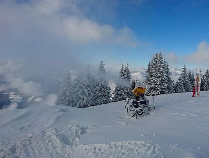 Eine Schneekanone in Arbeit in der SkiWelt Westendorf.