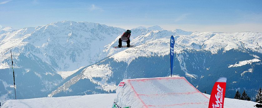 Snowboardfahrer im Funpark.