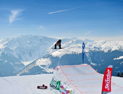 Snowboardfahrer im Funpark.