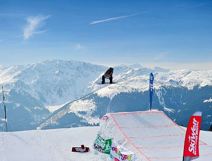 Snowboardfahrer im Funpark.