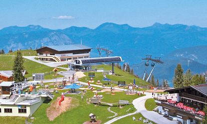 Bergrestaurant und Erlebnisspielplatz am Berstation Bergplateau in Scheffau in der SkiWelt Wilder Kaiser Brixental, mit Panoramablick auf die Kitzbüheler Alpen – ideales Ausflugsziel für Familien und Wanderer im Sommer.