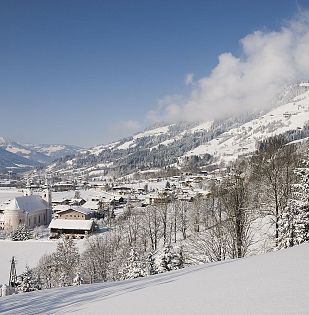 Ortschaft Brixen im Thale verschneit im Winter