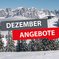 Ein verschneites Bergpanorama mit schneebedeckten Bäumen im Vordergrund. Grafiktexte in kräftigen Farben heben Aktionen im Dezember hervor.