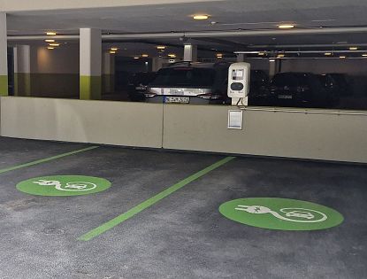 Parkgarage mit Plätze für Elektrofahrzeuge.
