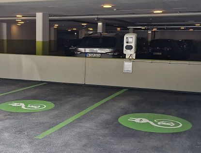 Parkgarage mit Plätze für Elektrofahrzeuge.