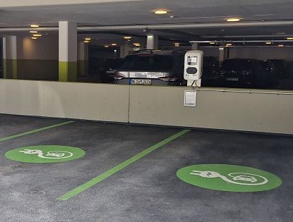 Parkgarage mit Plätze für Elektrofahrzeuge.
