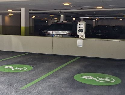 Parkgarage mit Plätze für Elektrofahrzeuge.