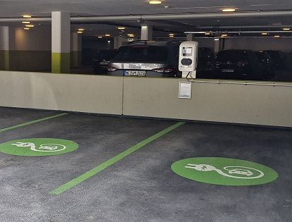 Parkgarage mit Plätze für Elektrofahrzeuge.