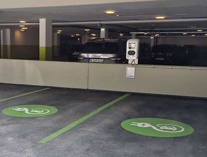 Parkgarage mit Plätze für Elektrofahrzeuge.