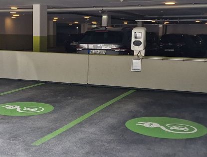 Parkgarage mit Plätze für Elektrofahrzeuge.