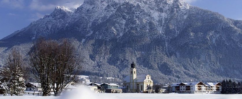 Winterlandschaft mit Kirche.