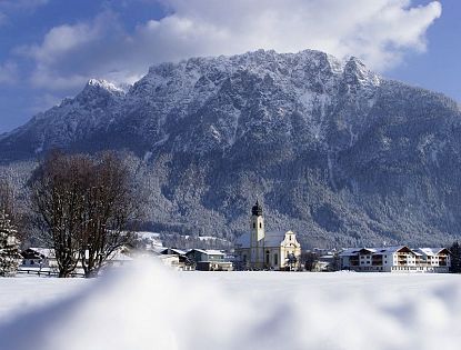 Winterlandschaft mit Kirche.