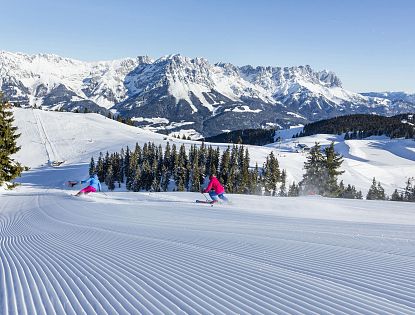 Skifahrer auf der Eibergabfahrt auf frisch präparierter Piste