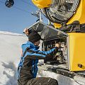 Elektriker bei Schneekanone bei den Bergbahnen SkiWelt Söll
