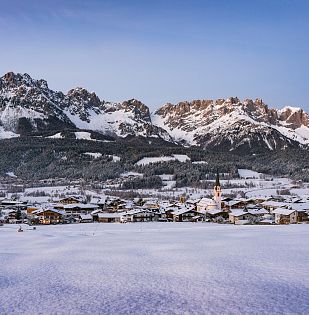 Blick auf den Wilden Kaiser bestäubt mit Schnee.