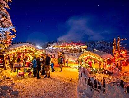 Ellmis Bergadvent Weihnachtsmarkt mit stimmungsvoller Beleuchtung bei Nacht.