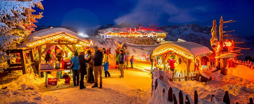 Ellmis Bergadvent Weihnachtsmarkt mit stimmungsvoller Beleuchtung bei Nacht.