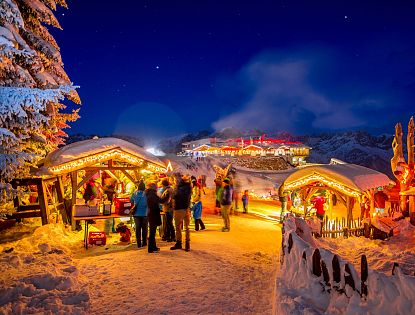 Ellmis Bergadvent Weihnachtsmarkt mit stimmungsvoller Beleuchtung bei Nacht.