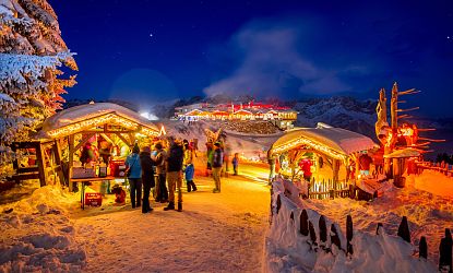 Ellmis Bergadvent Weihnachtsmarkt mit stimmungsvoller Beleuchtung bei Nacht.